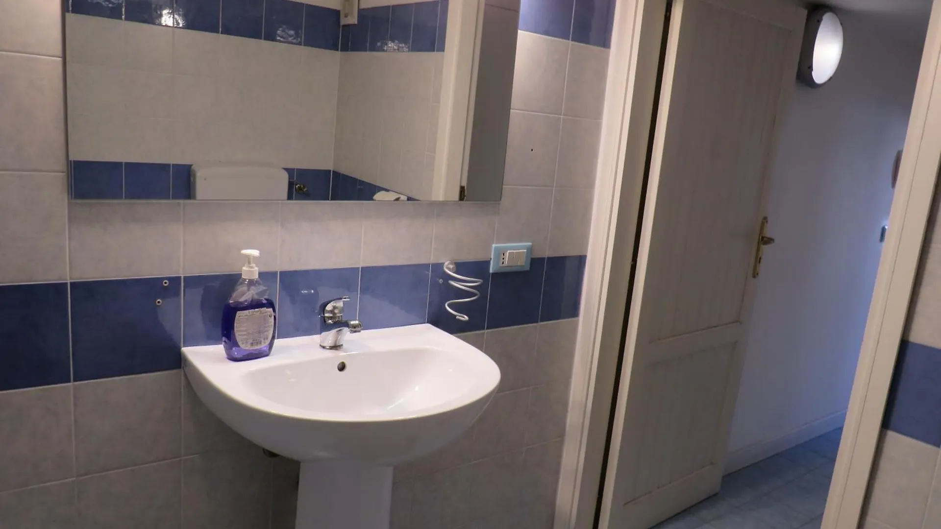 Διαμέρισμα Sunny Loft With Terrace And Jacuzzi In The City Centre Παλέρμο